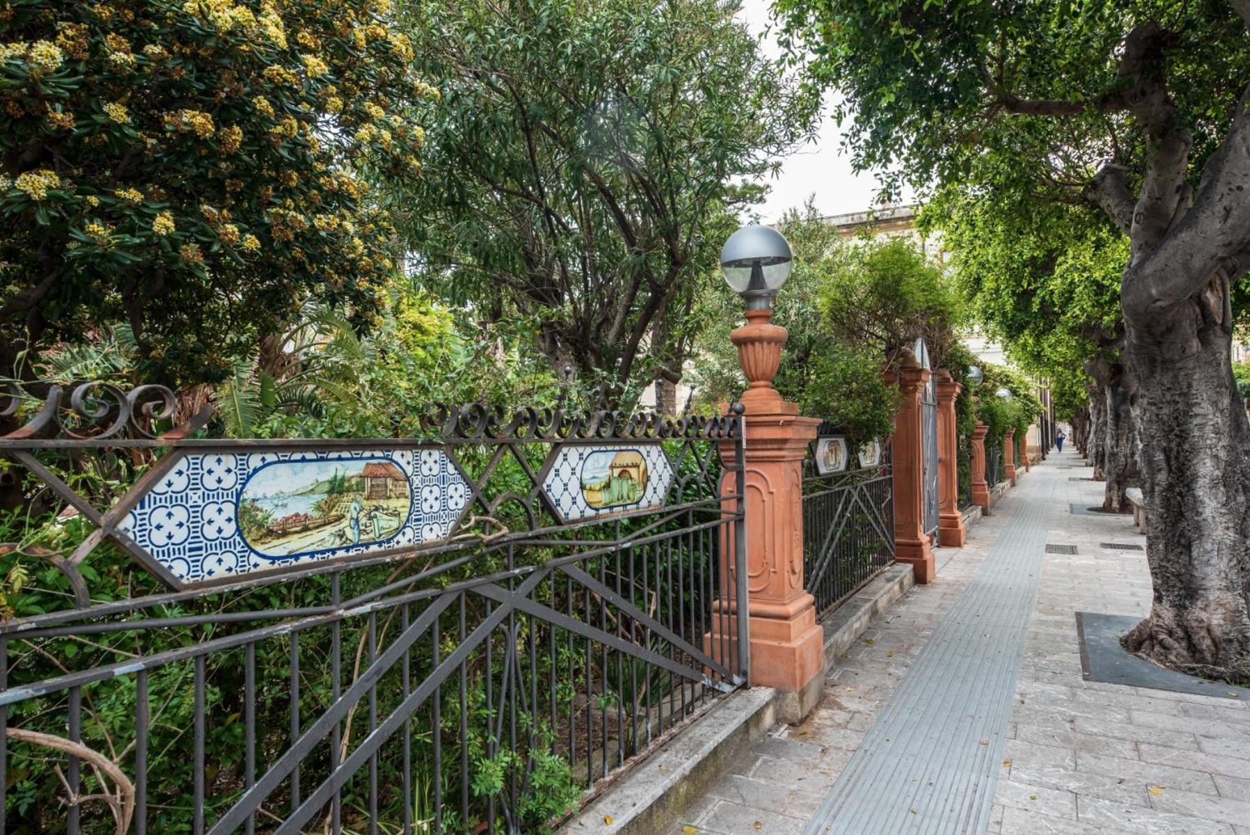 The Palace B&B And Apartments Santo Stefano di Camastra Buitenkant foto